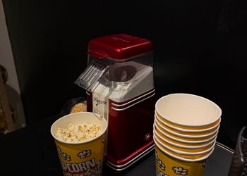 شقة بتصميم أنيق وغرفة سينما
