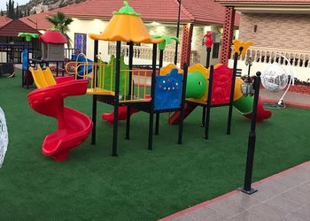منتجع فندقي بجلسات خارجية مميزة 