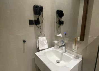 استديو بأثاث مريح وبسيط 