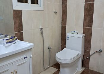 استديو بأثاث مريح وبسيط 