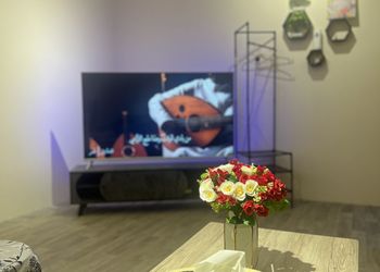 استديو بأثاث مريح وبسيط 