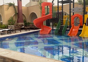 استراحة بمسطح اخضر والعاب اطفال
