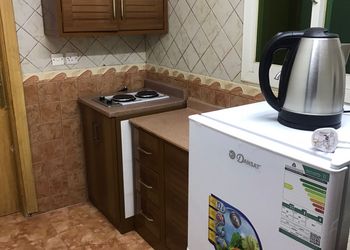 استديو بسرير ماستر وأثاث مريح 