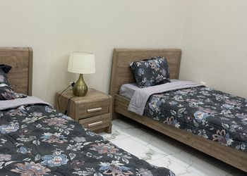 شاليه بجلسة خارجية ومسطح اخضر