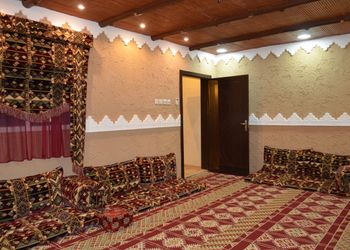 شاليه بمسطح اخضر وجلسات خارجيه