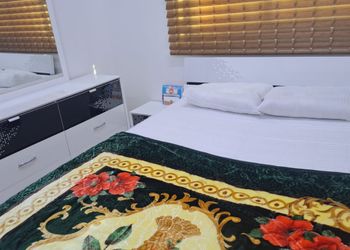 استديو بسرير ماستر وأثاث مريح 