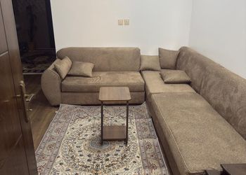 شقة بصالة ومجلس وغرفتين نوم 