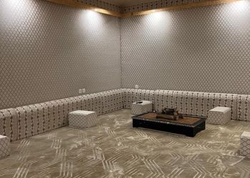 استراحة بمسطح اخضر وجلسة خارجية