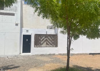 استديو بأثاث مريح وبسيط 