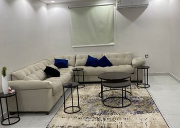 شقة بصالة وثلاث غرف نوم 