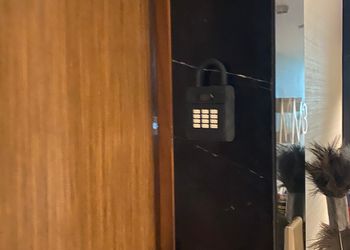 استديو بأثاث مريح وبسيط
