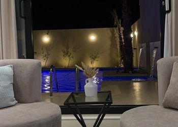 شاليه بصالة مطلة على المسبح 