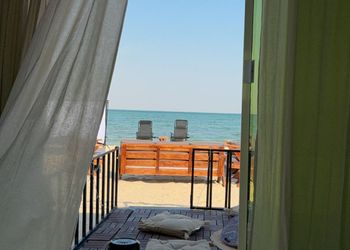 كرفان بمناظر خلابة وجلسة خارجية 