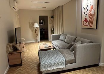 استديو بأثاث مريح وبسيط