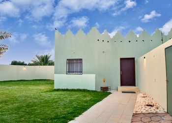 شاليه بمحمية طيور وجلسة خارجية 