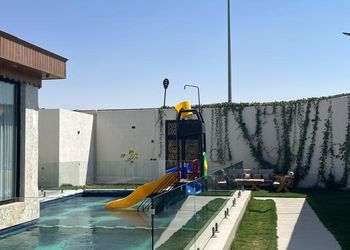 شاليه بمسبح خارجي وجلسة خارجية 