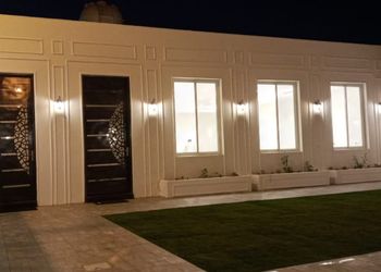 شاليه بمسطح اخضر وجلسة خارجيه