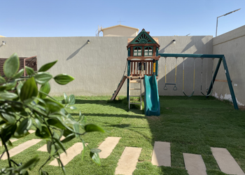 شاليه بمسطح اخضر والعاب اطفال 
