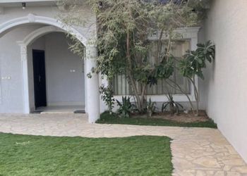 شاليه بمسطح اخضر وجلسة حارجية 
