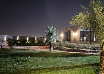 استراحة بمسطح اخضر وجلسه خارجيه