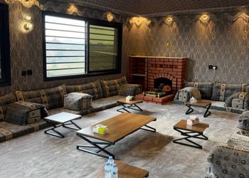 استراحة ببيت شعر وفناء خارجي