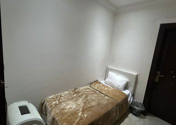شقة بثلاث غرف نوم وأثاث مريح