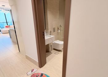 شقة بصالة وثلاث غرف نوم