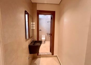 استديو بسرير ماستر وجلسة جانبية
