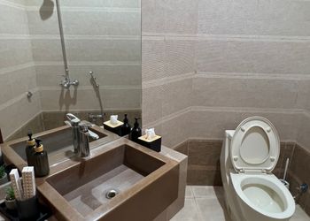 شاليه بمسطح اخضر ومسبح 