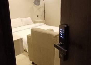استديو بأثاث مريح وبسيط 