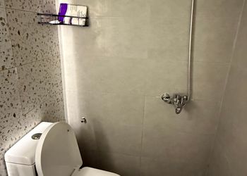 استديو بأثاث مريح وبسيط