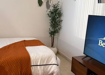 استديو بأثاث مريح وبسيط 