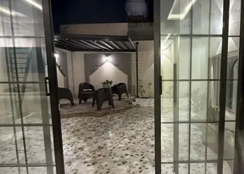 شاليه بمسبح داخلي وجلسة خارجية