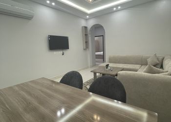 شقة هادئة بصالة وثلاث غرف نوم
