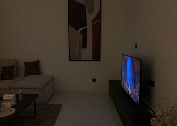 استديو بسرير مريح وتصميم هادئ 