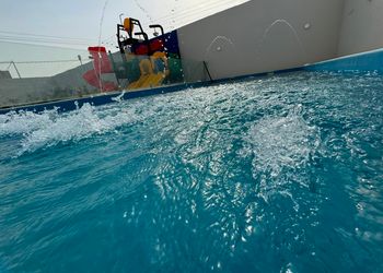 شاليه بألعاب أطفال ومسبح