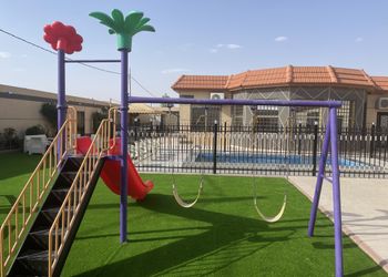 شاليه بجلسة خارجية ومسطح اخضر