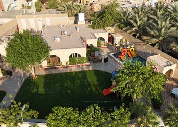 استراحة بمسطح اخضر والعاب اطفال