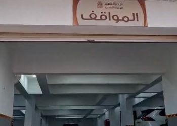 شقة بصالة جلوس وغرفتين نوم 