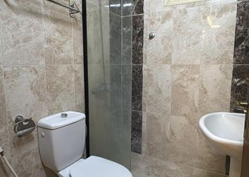 شقة بغرفة معيشة وغرفتين نوم 