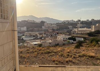 شقة بصالة وثلاث غرف نوم