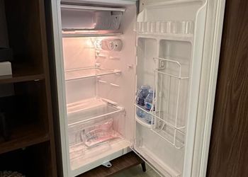 استديو بأثاث مريح وبسيط 