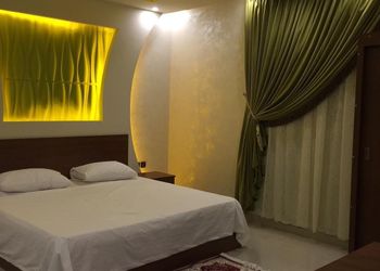 استراحة بمسبح داخلي ومسطح اخضر