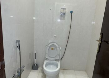 استديو بأثاث مريح وبسيط