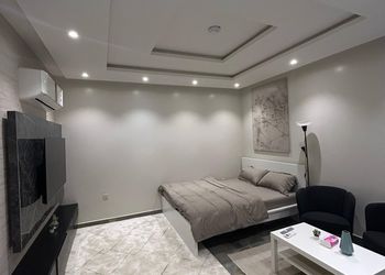 استديو بأثاث مريح وبسيط 