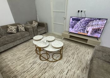 شقة بغرفة جلوس وغرفتين نوم 