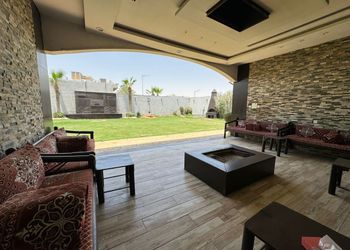 شاليه بجلسة تطل على مسبح داخلي 