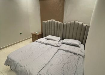 شقة بغرفة معيشة وغرفة نوم 