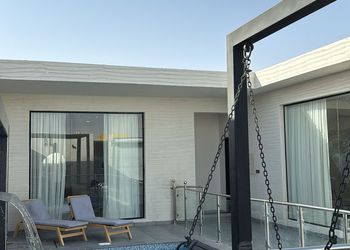 شاليه بمسطح اخضر وجلسة خارجية 