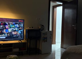 استديو بسرير ماستر وأثاث مريح 